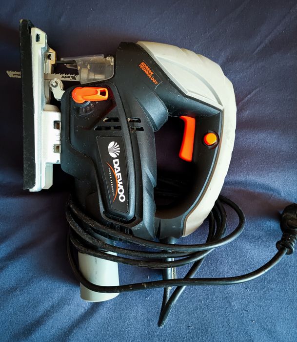 Продавам електрически прободен трион (зеге) Daewoo.