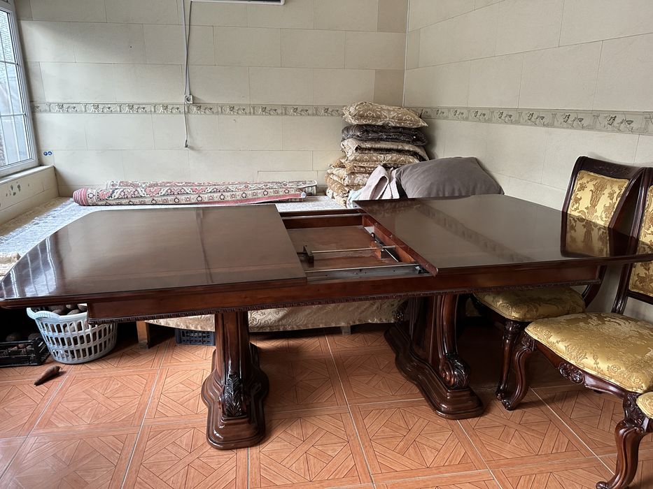 Продам большой стол с 8 стульями