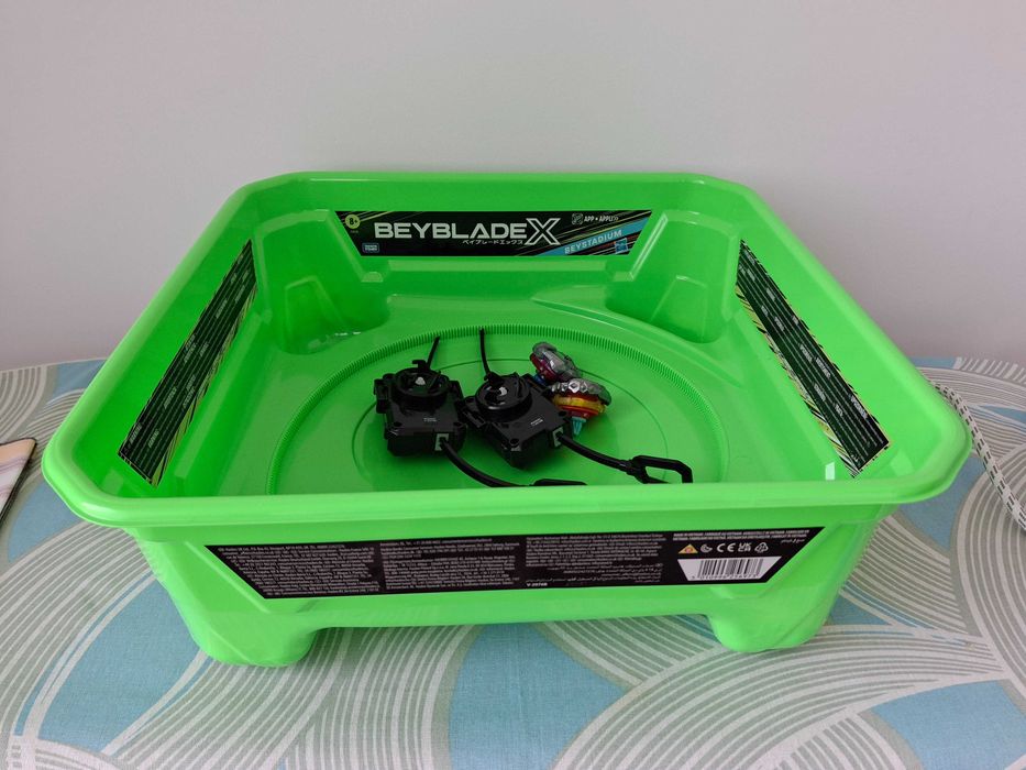 Beyblade бойни пумпали комплект - 2 бр. пумпали, 2 пускови устройства и арена за битки