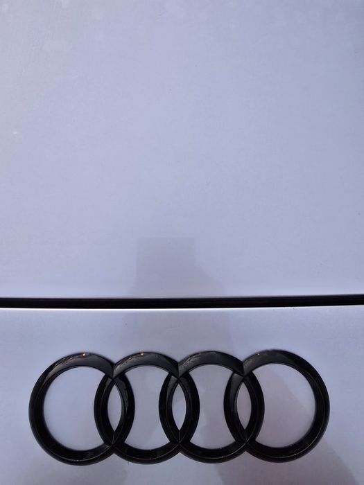Черни audi емблеми