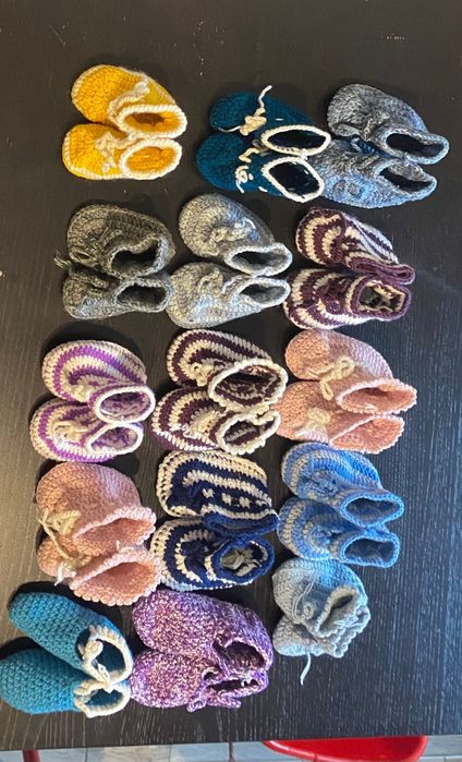 Botosei tricotati pentru bebeluși