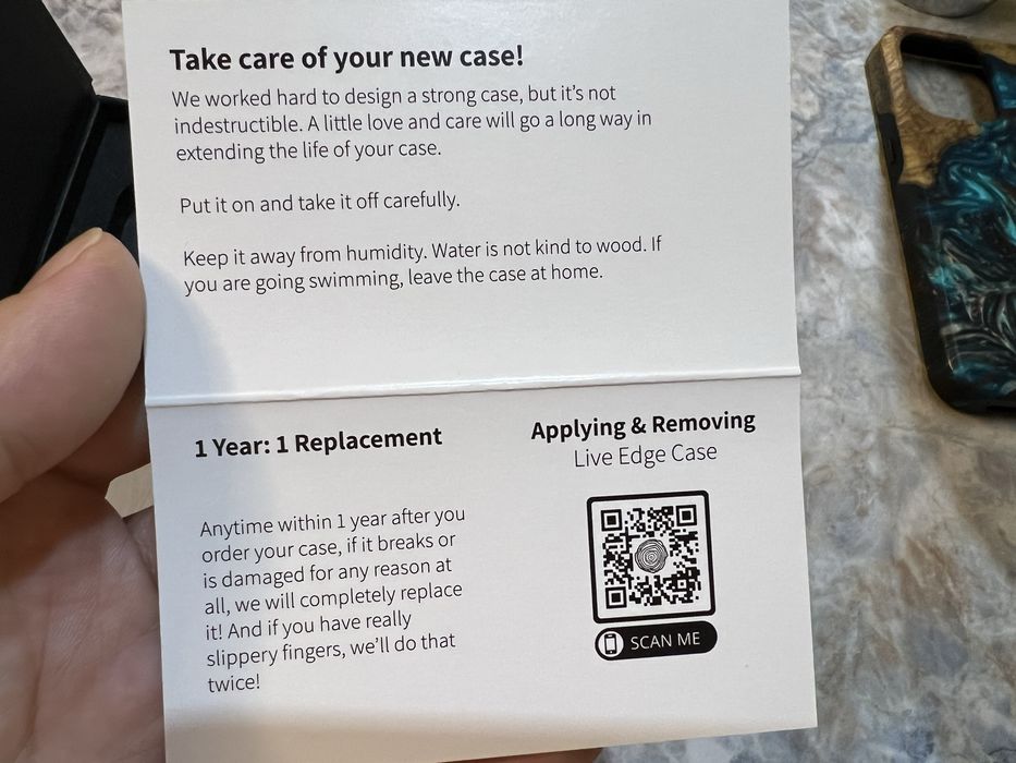 Carved Калъф за iPhone 16 Pro от дърво и смола