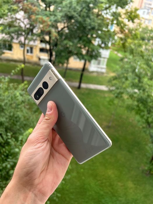 • Google  Pixel  7  Pro •