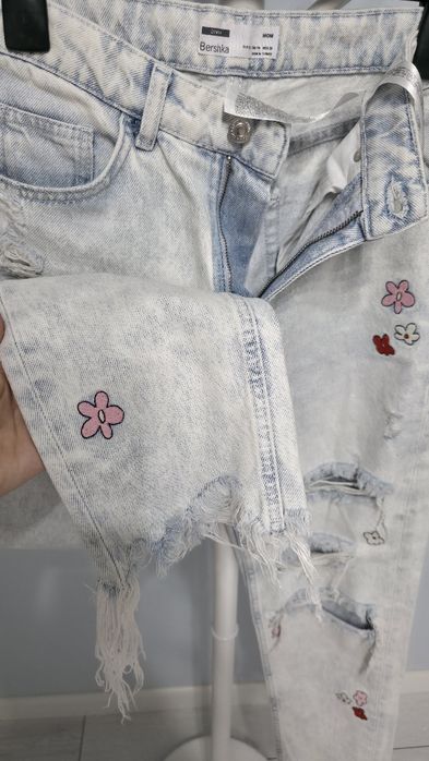 Blugi Mom Fit, Bershka, cu rupturi si broderii florale, 38