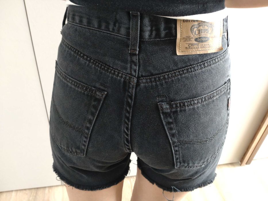 Blugi scurti, bluza zara.