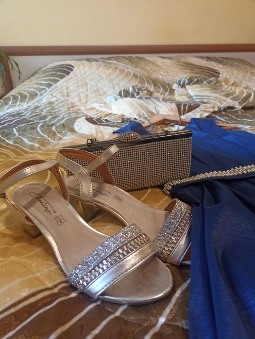 Синя рокля с чанта и обувки