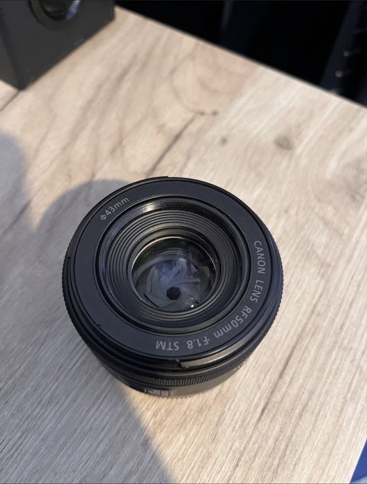 Vând Canon R50 cu obiectiv 18-150mm si obiectiv 50mm