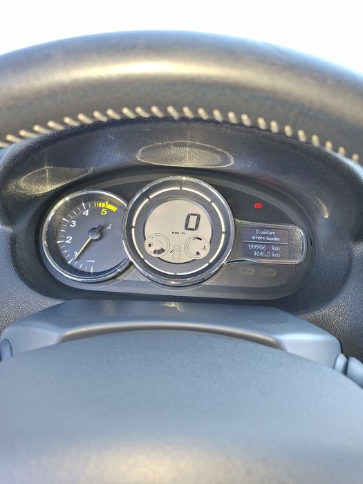Se vinde autoturism