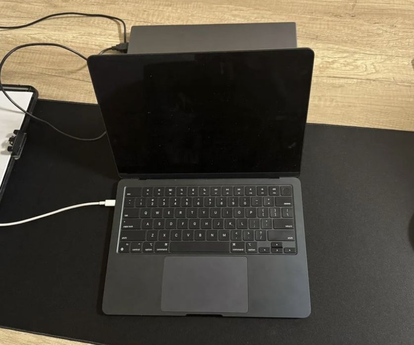 MacBook Air M2 16GB / 256GB