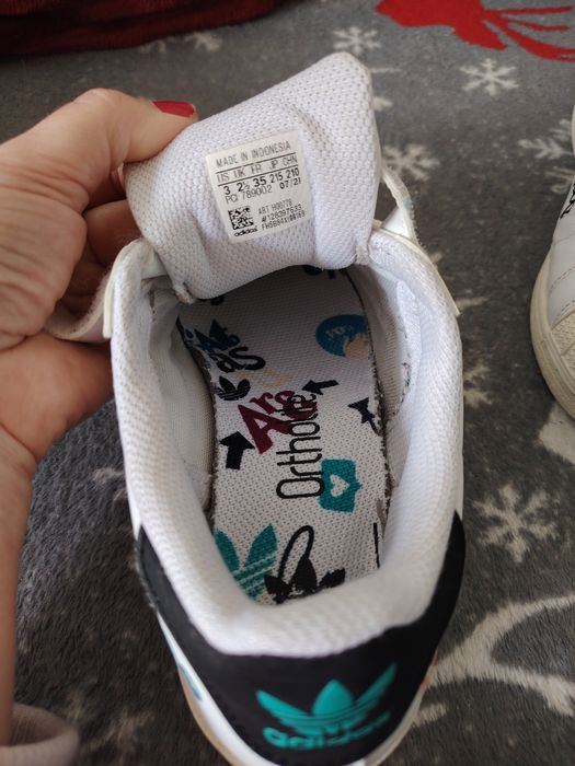 Adidași Adidas superstar, nu Nike Puma