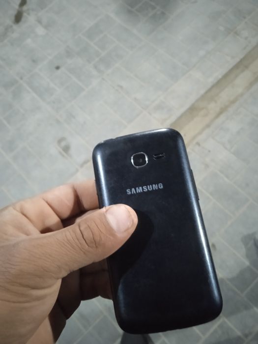 Samsung dous  ishlashi yaxshi aybi ekranda qorasi bor