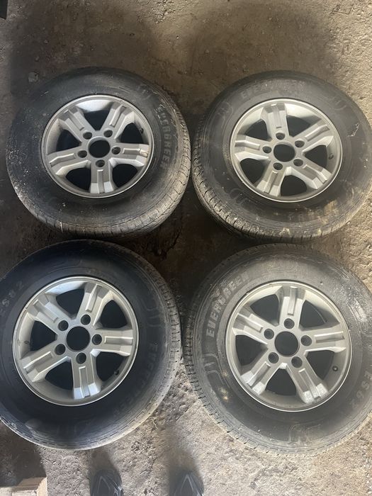Джанти с гуми 16 цола 245/70R16 5x140