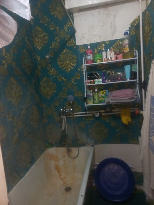 Uyda kvarterant turadi buyumlarini olib ketadi