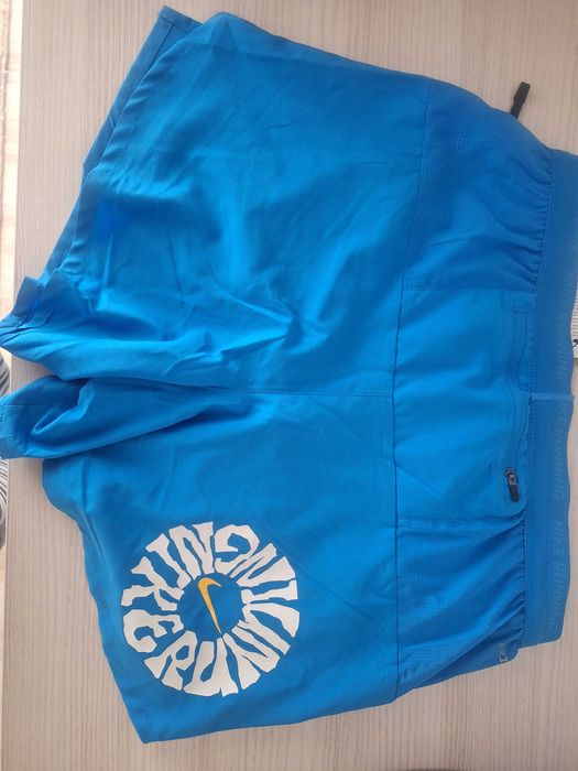 Vând pantaloni scurti Nike running