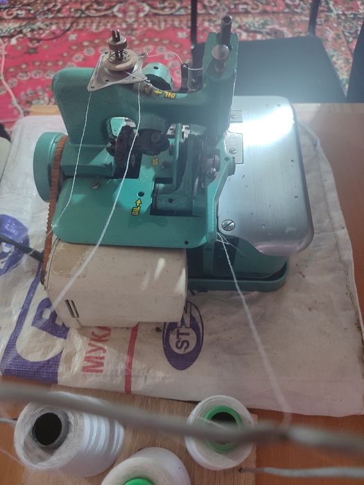 Mini averlok tikuv mashinasi sotiladi