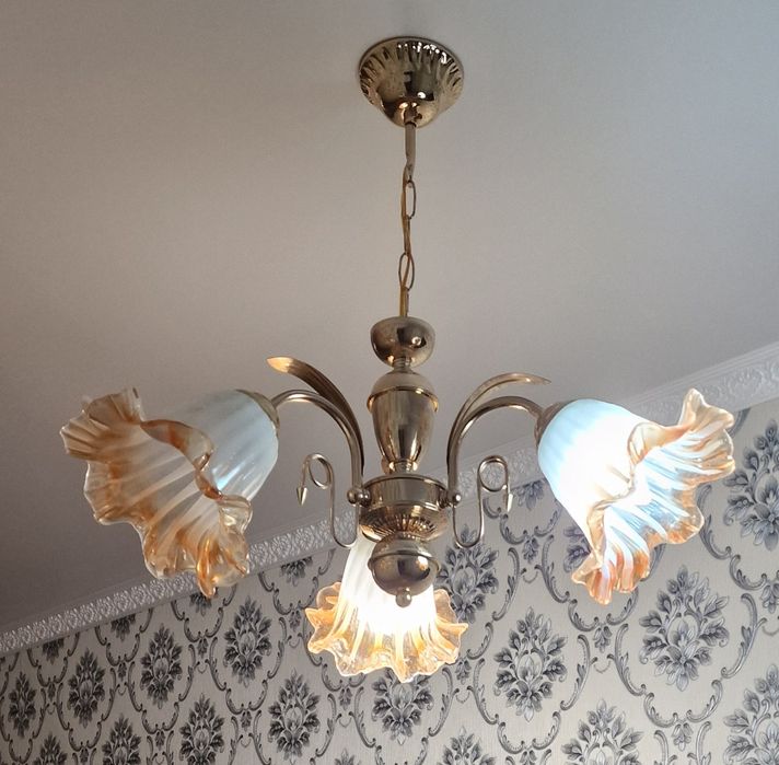 Продам б/у люстру.