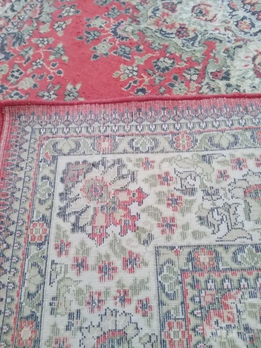 Klassik qizil gilam sotiladi (2x3 metr), holati yaxshi