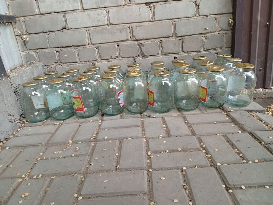 Продают банки 2 литровые