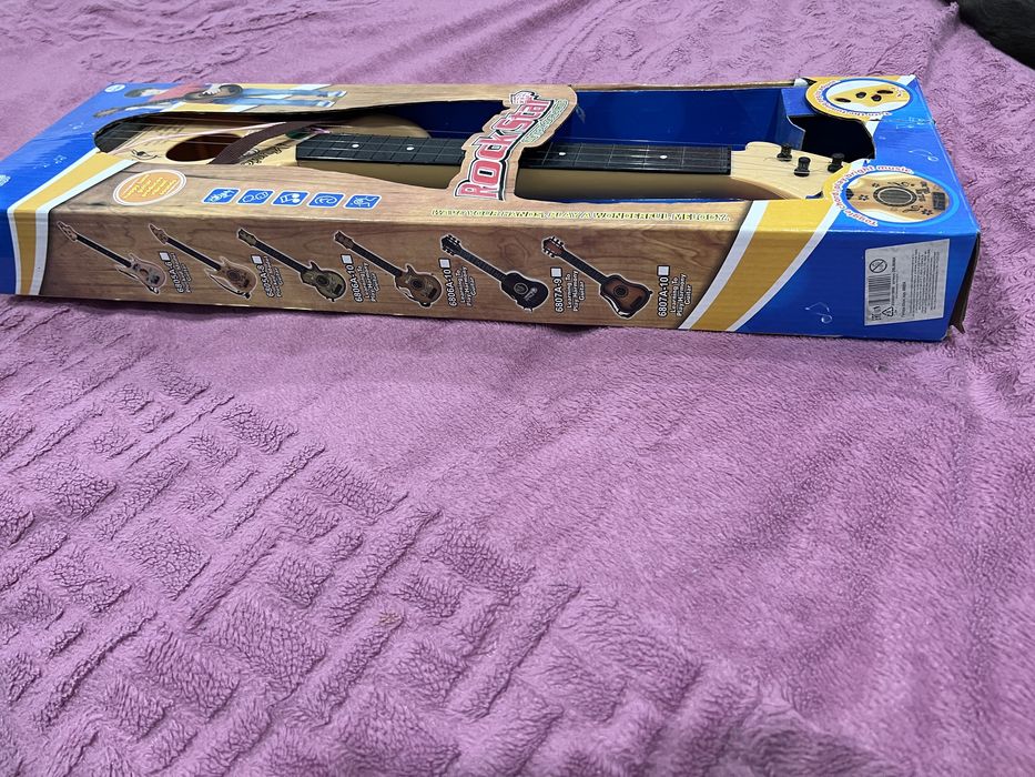 Продам игрушечную гитару