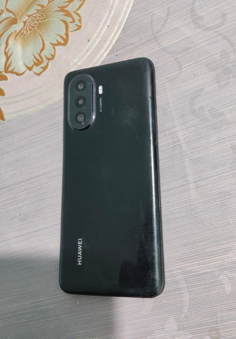 Huawei Nova 70. Xotira 64 Gb. Lekin tez ishlaydi. Batareya 6000 A.