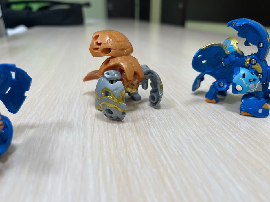 5 броя Bakugan – трансформиращи се фигурки
