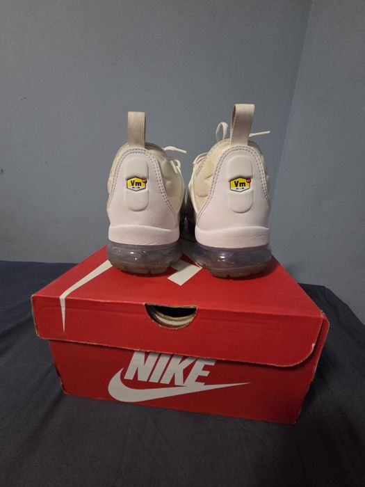 Vapormax plus бели