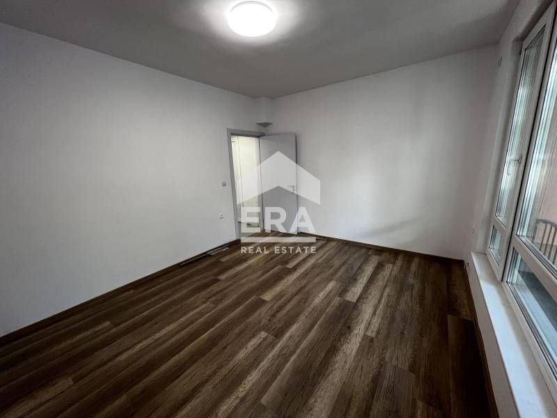 Завършен до ключ офис под наем, с три отделни стаи, кухненски бокс и т