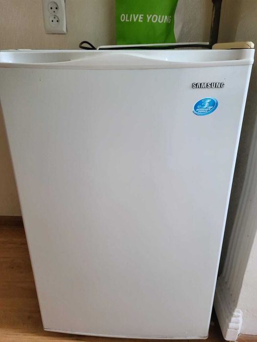 Продам мини б/у холодильник Samsung