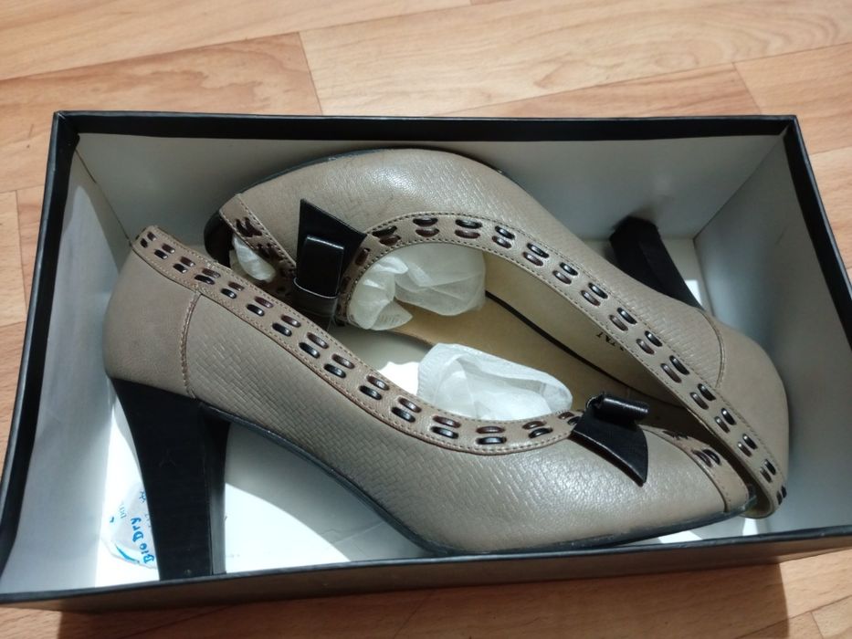 Женская обувь : босоножки и туфли