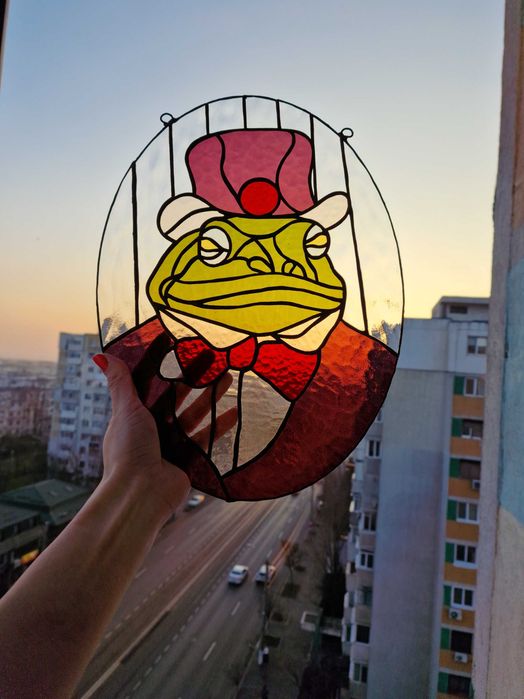 Vitraliu broscoi cu pălărie