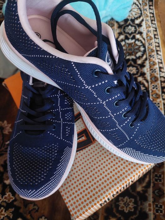 Продам кроссовки весна