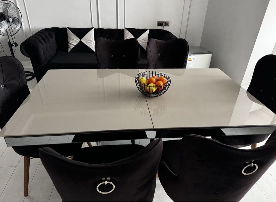 Стол стулья диван