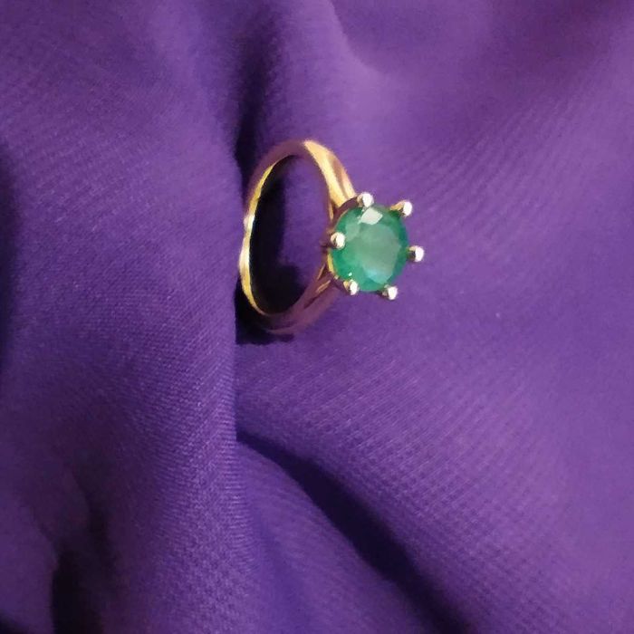 Золотое кольцо с изумрудом большим. Детали в тексте.