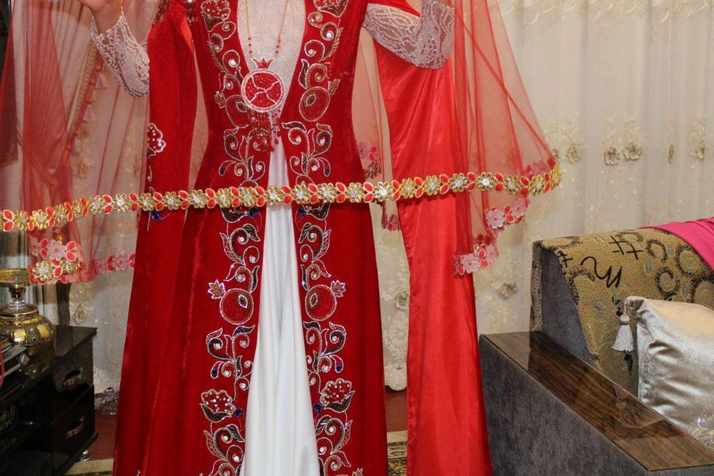 Kelin lik kiyimlari  3ta yangi   kiyimlar  bor magazin narxidan azron.