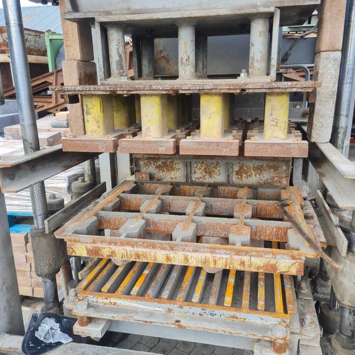 Vibropresă automată pentru fabricat pavaje cu 18 matrițe și 1450 tăvi