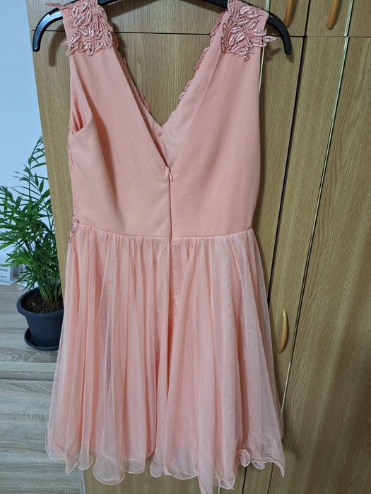 Rochiță roz din tull cu pietricele și dantelă aplicată