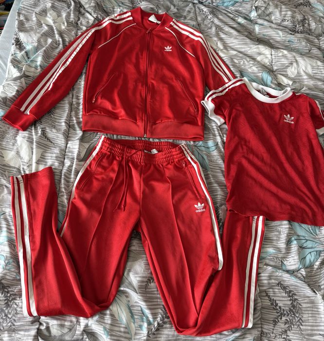 Оригинален червен анцуг Adidas – комплект + тениска