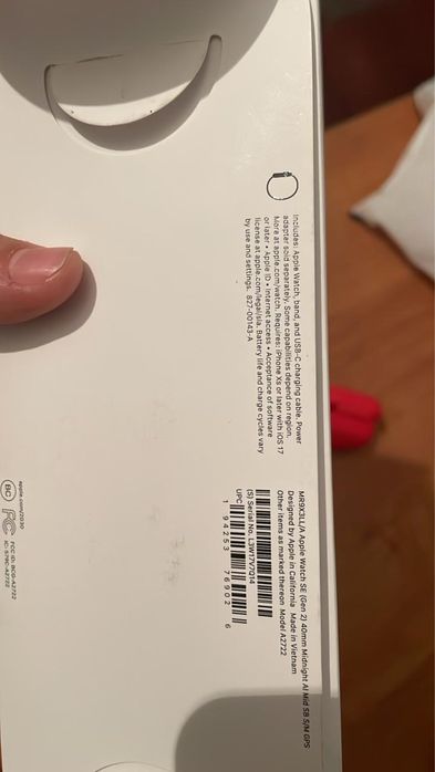 Apple Watch SE смарт часы черного цвета.