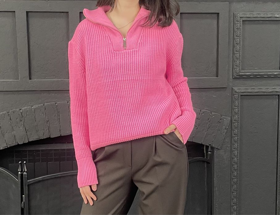 Розовый свитер с замком