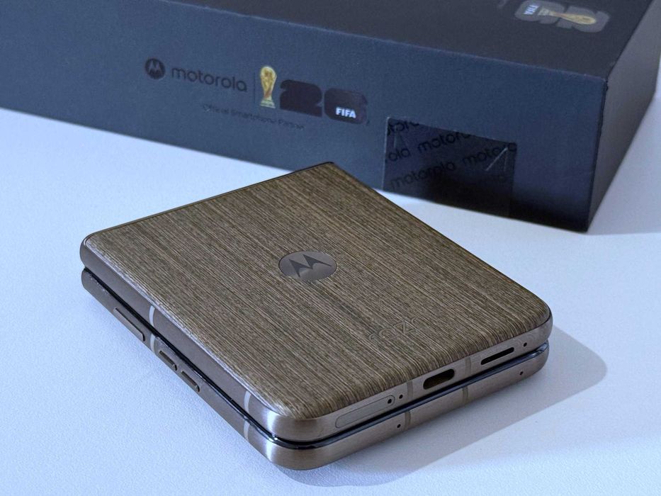 Бартер! НОВ! 24м.Гаранция! Motorola Razr 70 Ultra 512/16GB Pantone Cocoa (Дърво)