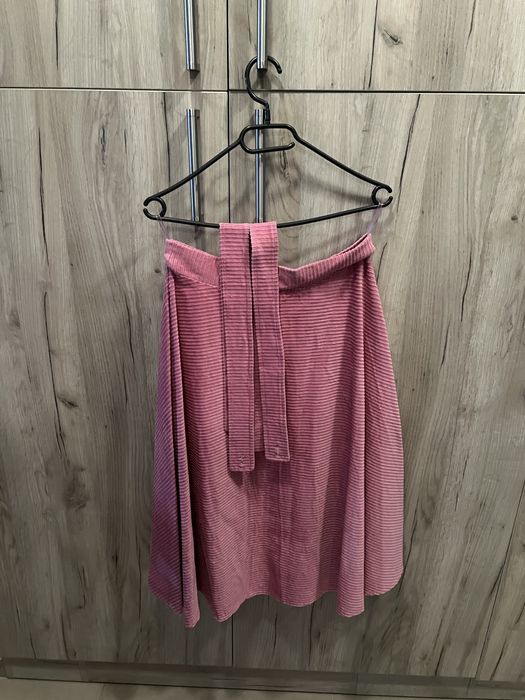 Fusta la comanda cu bretele