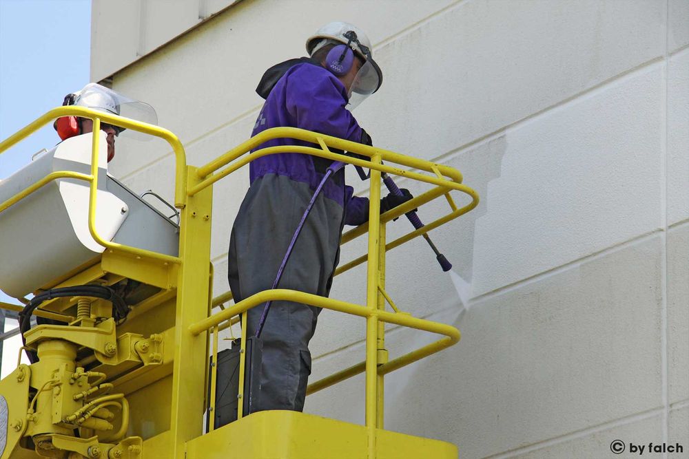 Alpinism utilitar, curatare fatade, acoperisuri prin hidrosablare