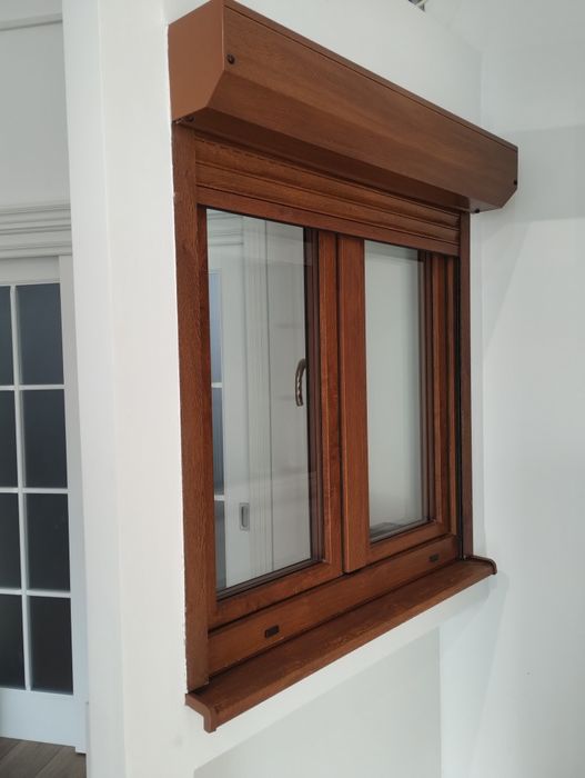 Rulouri manuale și electrice la comanda