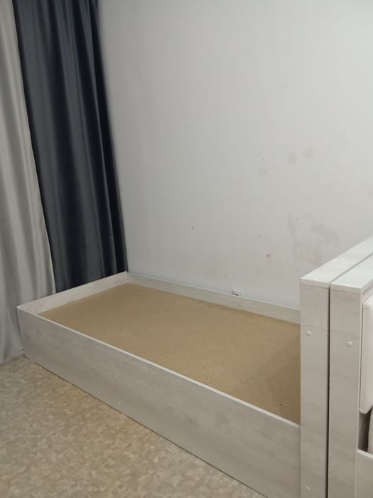 Продам кровать 90 на 200 без матраса.