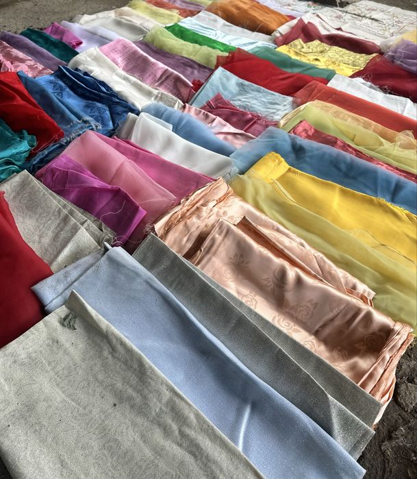Куфар пълен със стари платове от 60-те