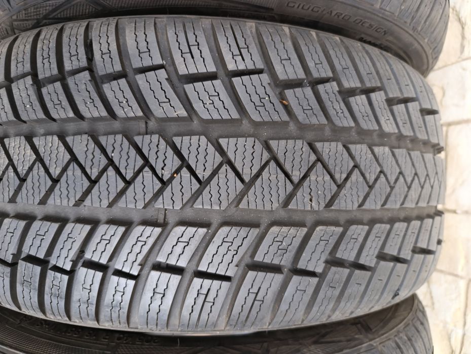Зимни гуми Vredestein 205/40/18 8мм.