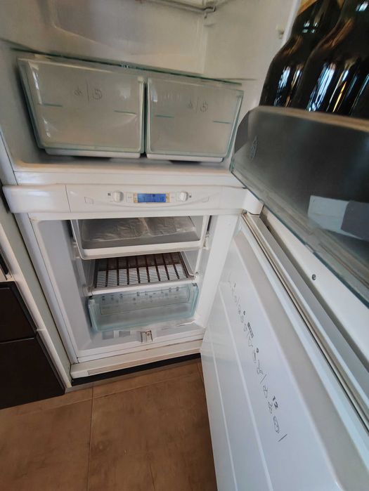 Хладилник Hotpoint Ariston A+ за вграждане