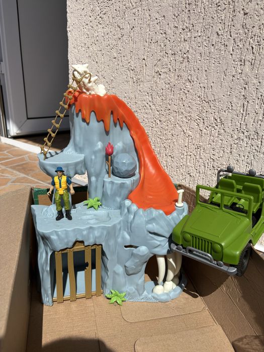 Игрален комплект Т-рекс и лава планина