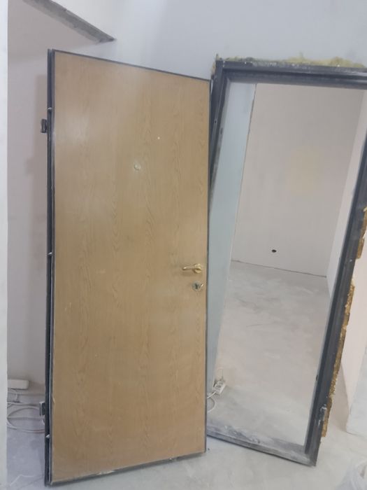 Продам. Железную дверь.