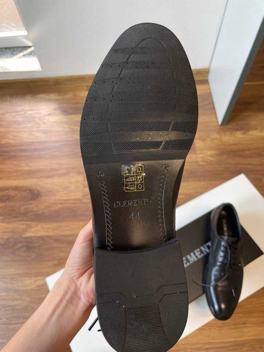 Pantofi din piele 44, pereche foarte rezistentă, preț negociabil